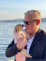 Der Günder Tommy Honold mit seiner "Lilly" Minimops-Chihuahua Hündin auf dem Arm