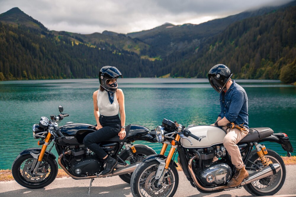 Motorrad Partner glücklich am See