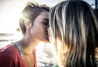 Lesbisches Paar küsst sich